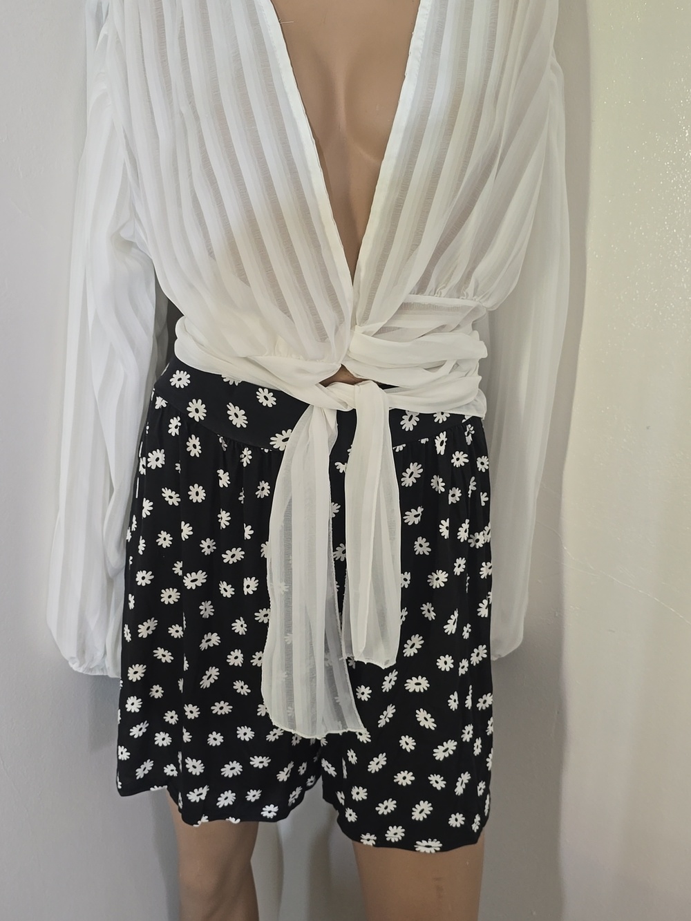 BooHoo Sheer White Tie-Front Blouse With Black Flower Shorts Set Size Large NWT